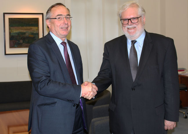 Alain Fuchs (président de l'Université PSL) et Michael Arthur (président de UCL) lors de la signature du partenariat PSL-UCL