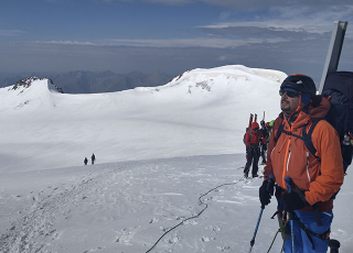 Mikheil Elashvili lors de l'expédition en 2021 sur le Mont Kazbegi (altitude maximum 5035 m) 