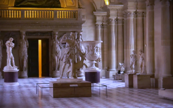 Musée du Louvre avec sculpures grecques