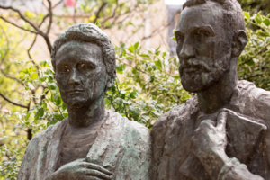 Statues Pierre et Marie Curie